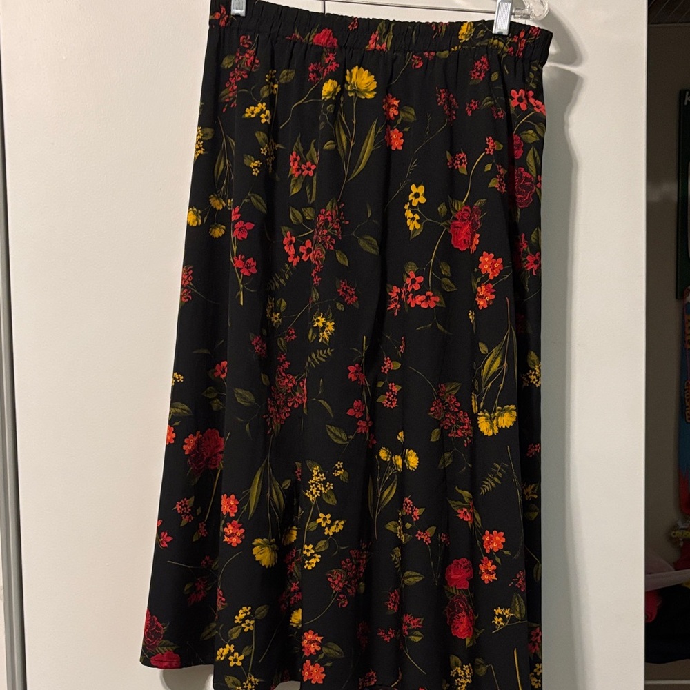 Versatile 100% reversible silky skirt: floral or circles.